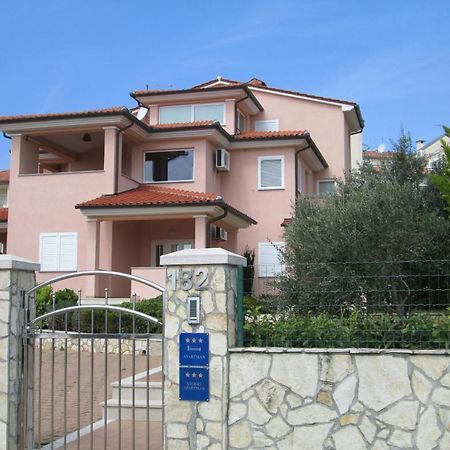 Apartments Villa Fernetich Premantura Luaran gambar