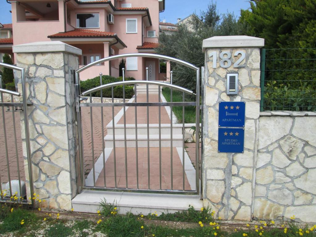 Apartments Villa Fernetich Premantura Luaran gambar