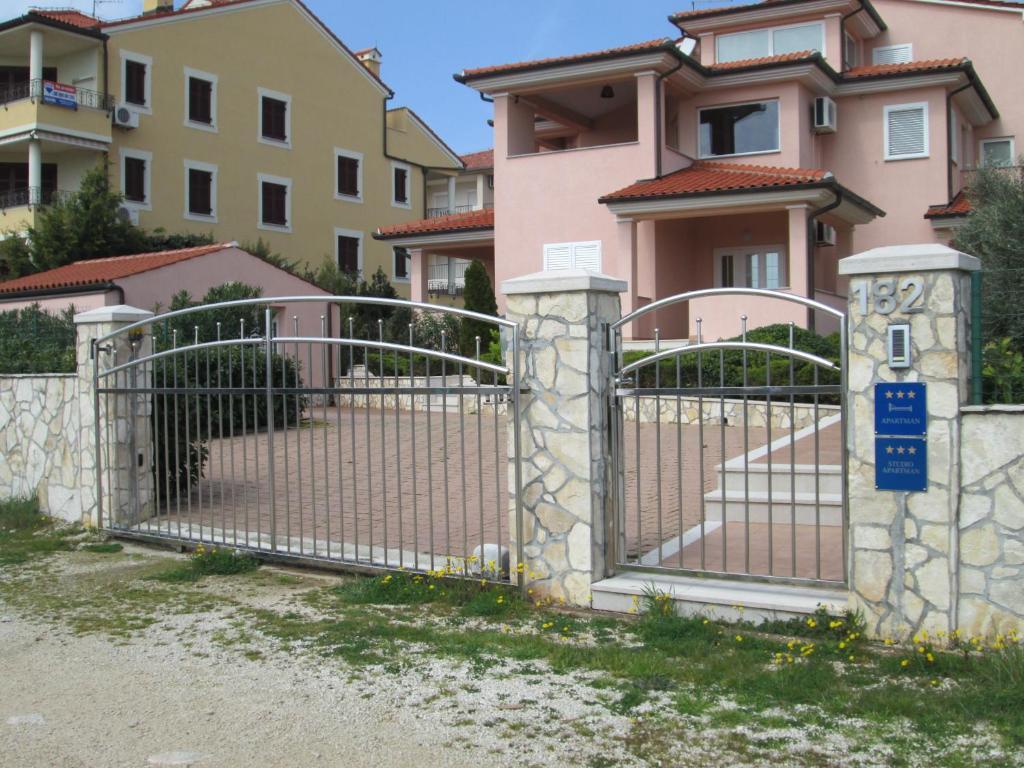 Apartments Villa Fernetich Premantura Luaran gambar