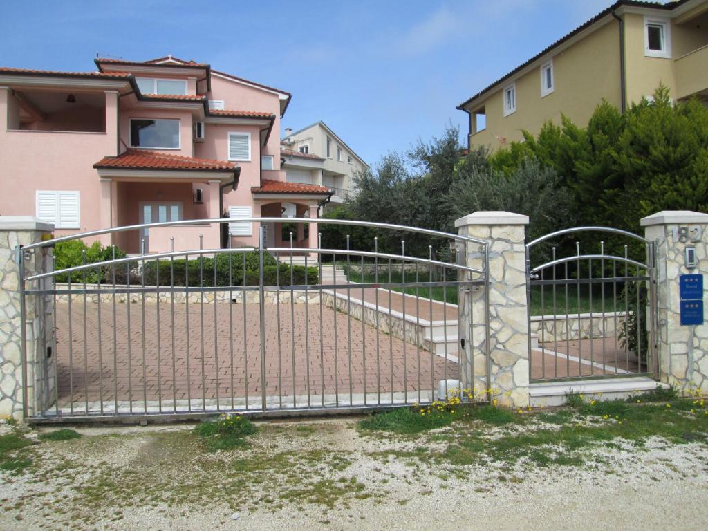 Apartments Villa Fernetich Premantura Luaran gambar