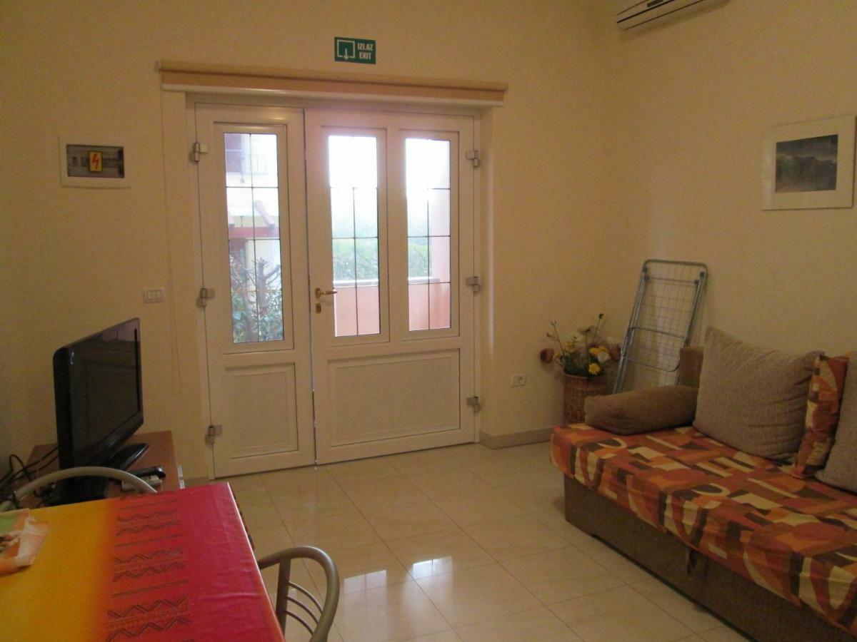 Apartments Villa Fernetich Premantura Luaran gambar